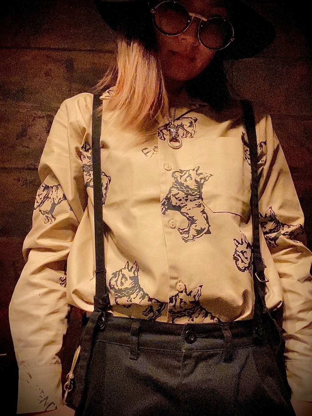 「総柄シャツ、アメカジ、アメカジコーデ、バイク女子、バイカースタイル、アメカジ女子、フレンチブルドッグ、バイクスタイル、ハットコーデ、サングラススタイル」｜「CAZALのアイテム（サングラス、ゴールド系）」を使った、essencetegakiさん（レディース・158cm）の冬コーディネートの1枚目の写真