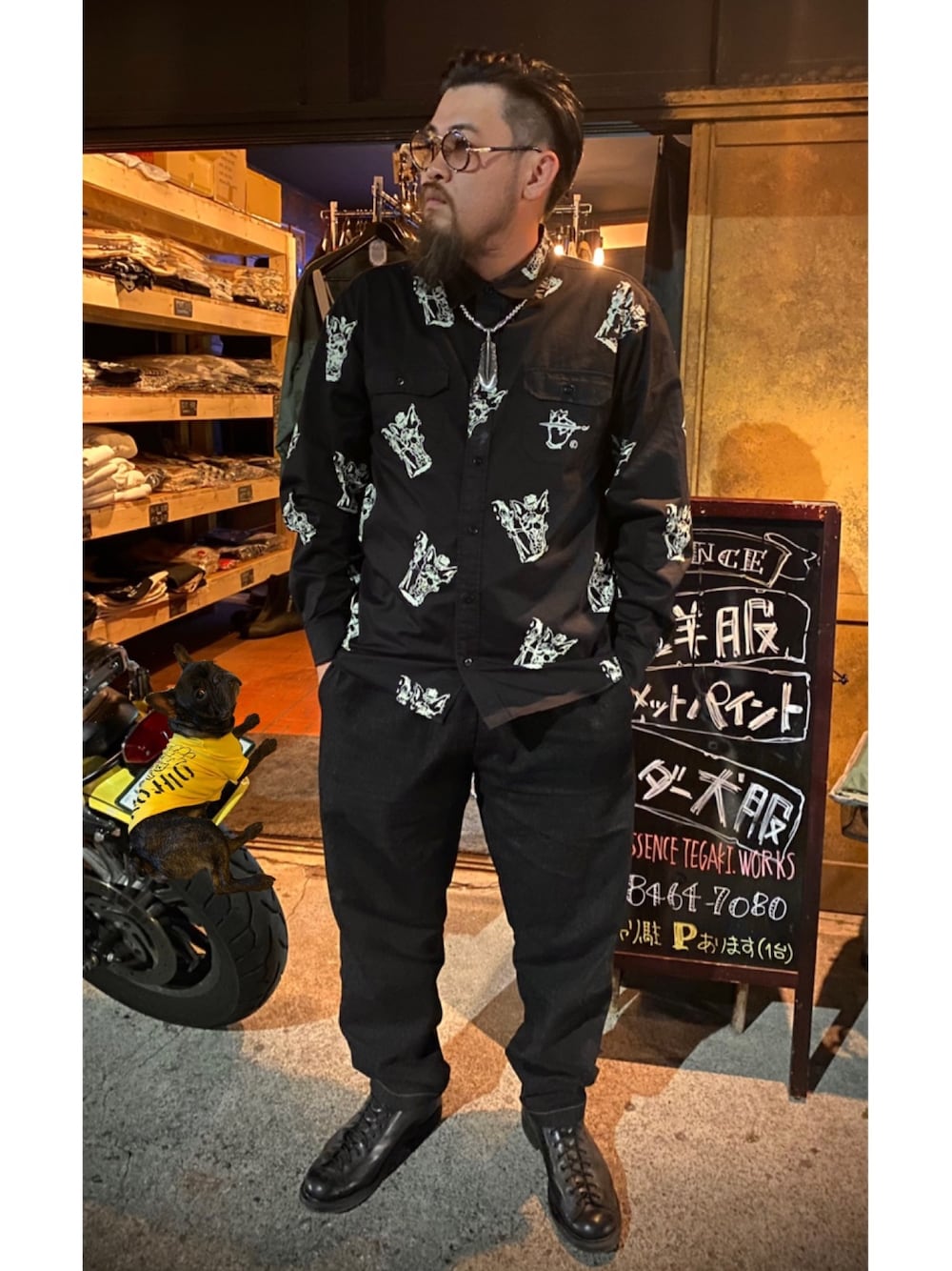 「アメカジコーデ、アメカジ、総柄シャツ、黒、バイカースタイル、バイクスタイル、フレンチブルドッグ、ワークシャツ、クックマン、シェフパンツ」｜「CAZALのアイテム（サングラス、ブラック系）」を使った、essencetegakiさん（メンズ・175cm）の冬コーディネートの1枚目の写真