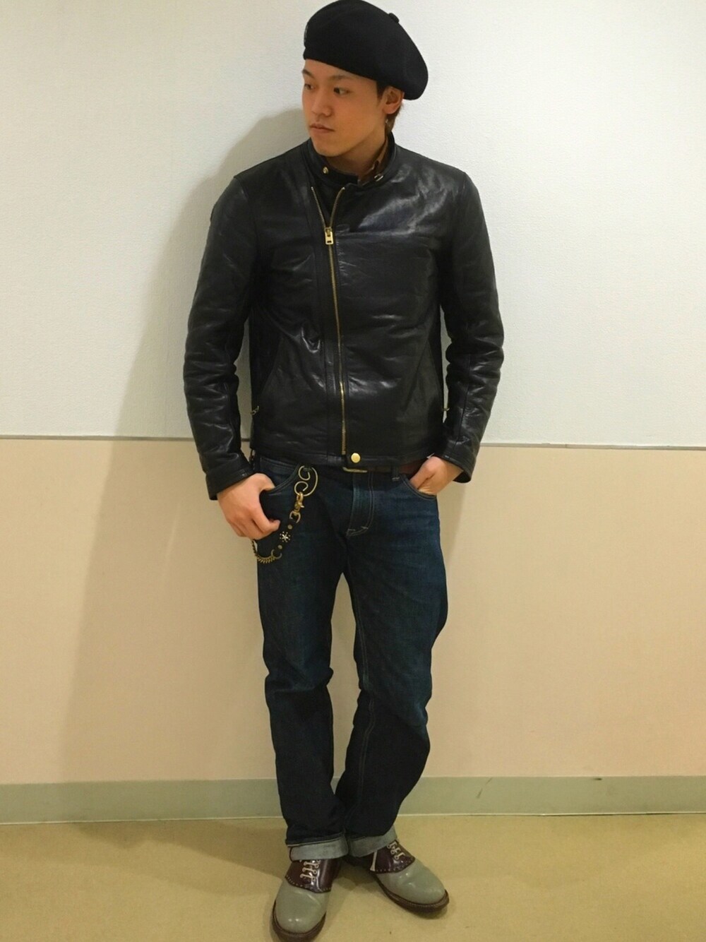 「デニム、ブーツ、冬、レザージャケット、ベレー帽、KANGOL、rudo、ウォレットチェーン、新作、レザー」｜「BY GLADHANDのアイテム（ブーツ、グレー系）」を使った、Yさん（メンズ・178cm）の冬コーディネートの1枚目の写真