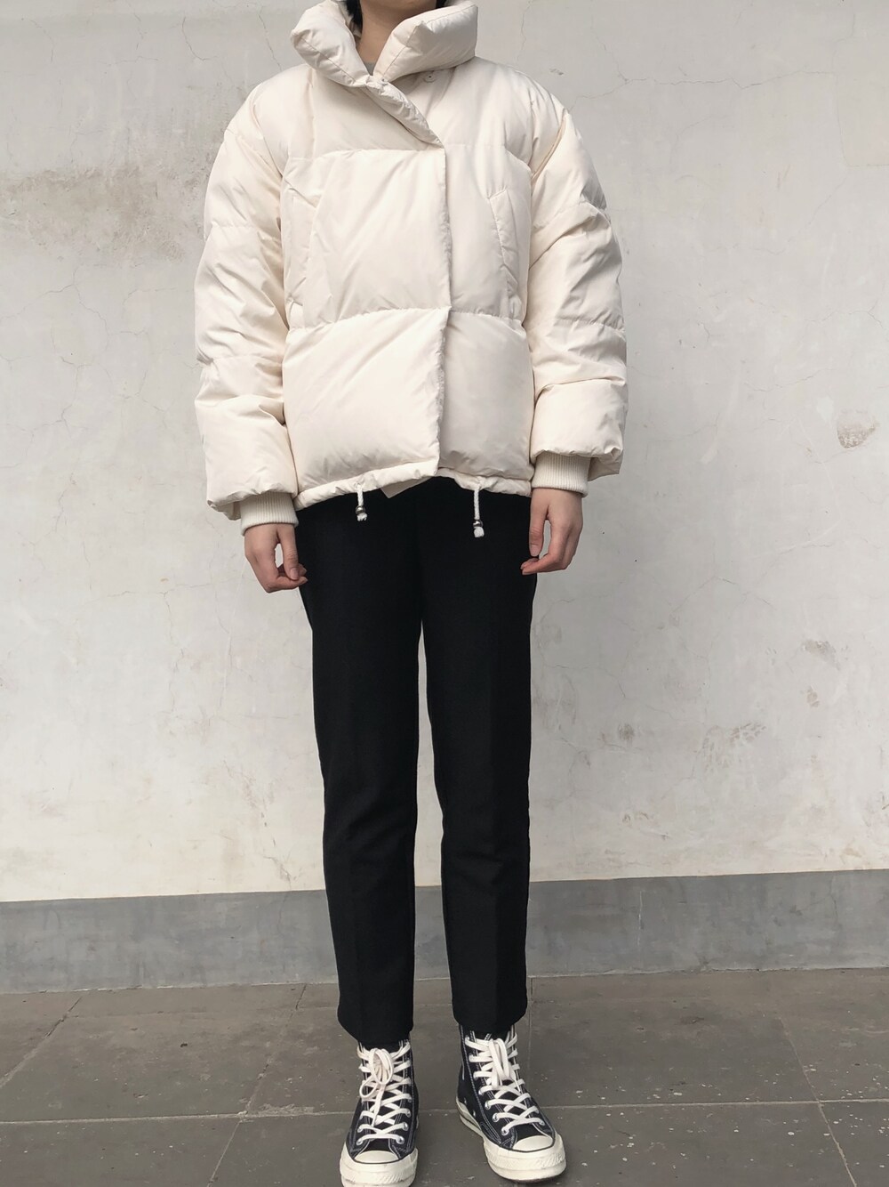 「CONVERSEのアイテム（シューズ、ブラック系）」を使った、Simonさん（レディース・175cm）の冬コーディネートの1枚目の写真