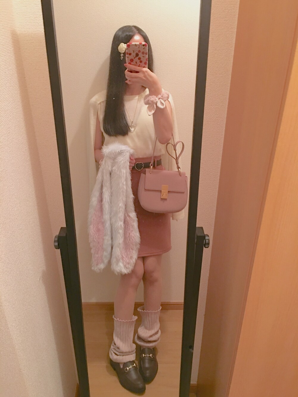 「ハートのカバン、うさみみ、たれみみ、うさぎ、みみー、ローズピンク スカート、ピンクコーデ、ピンクルーズ、ローファールーズ」｜「ハート×ウサギのアイテム（その他、ピンク系）」を使った、たれみみコさん（レディース・155cm）の秋コーディネートの1枚目の写真