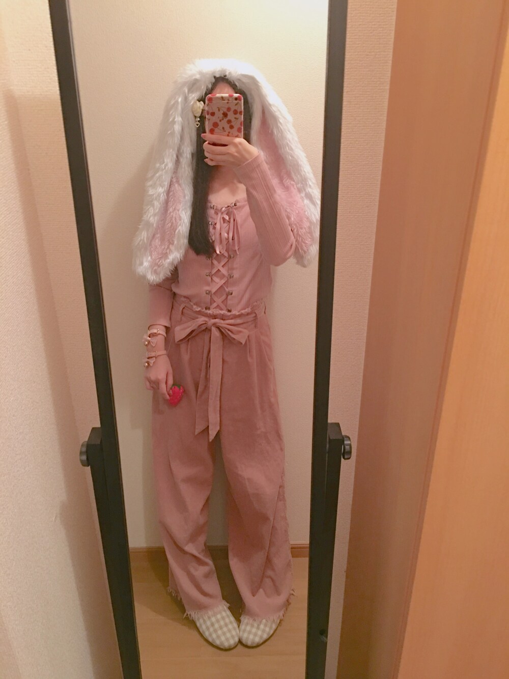 「うさみみ、たれみみ、うさぎ、いちご、ストロベリー、ピンクピンク、ピンクコーデ、クロスリボン、あまあま、ワントーンピンク」｜「いちごうさぎぃのアイテム（その他、ピンク系）」を使った、たれみみコさん（レディース・155cm）の秋コーディネートの1枚目の写真