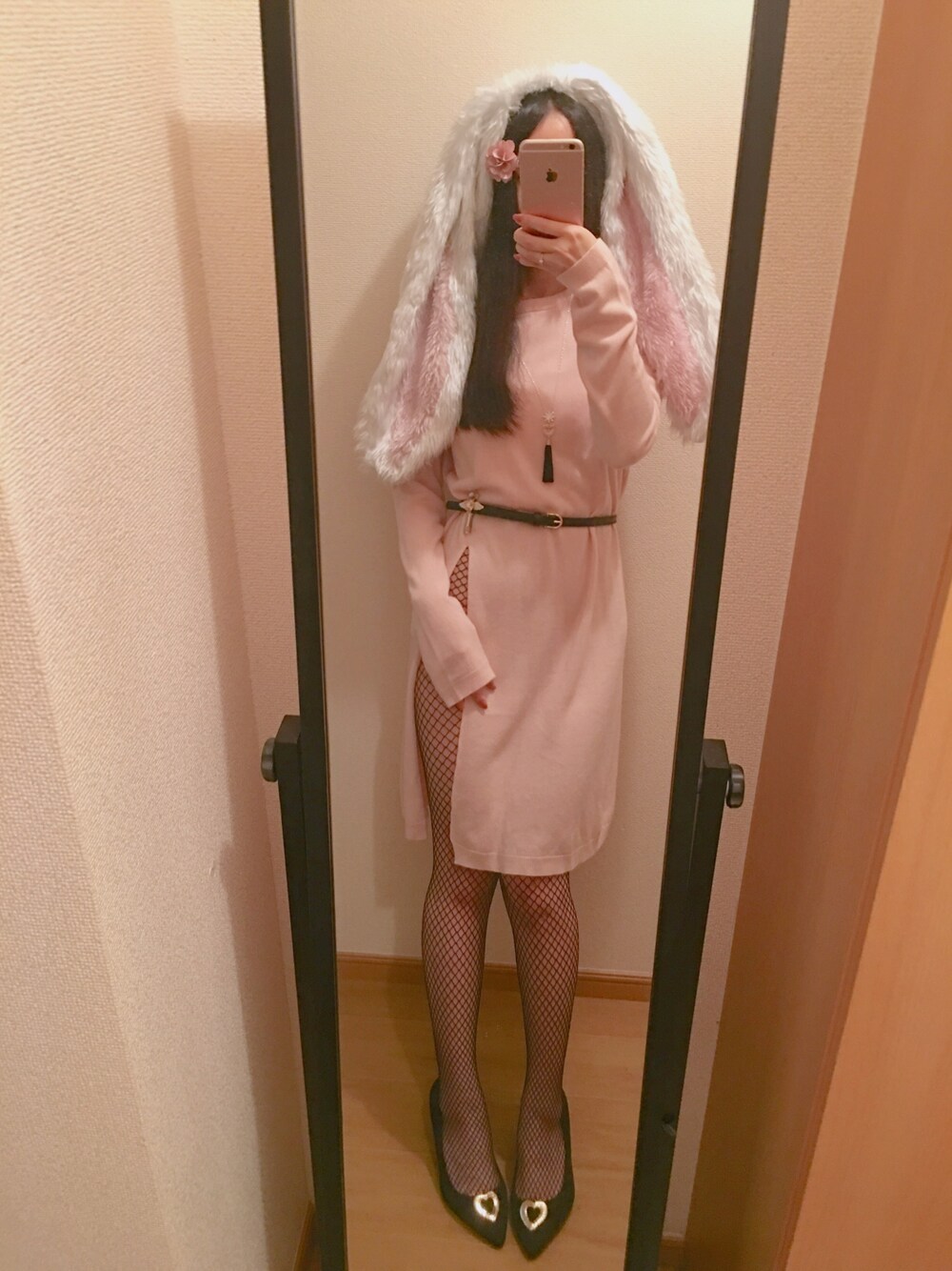 「うさみみ、たれみみ、うさぎ、ピンクワンピース、スリットワンピース、あみタイツ、バニーちゃん、ふわふわワンピース」｜「たれみみのアイテム（その他、ピンク系）」を使った、たれみみコさん（レディース・155cm）の秋コーディネートの1枚目の写真