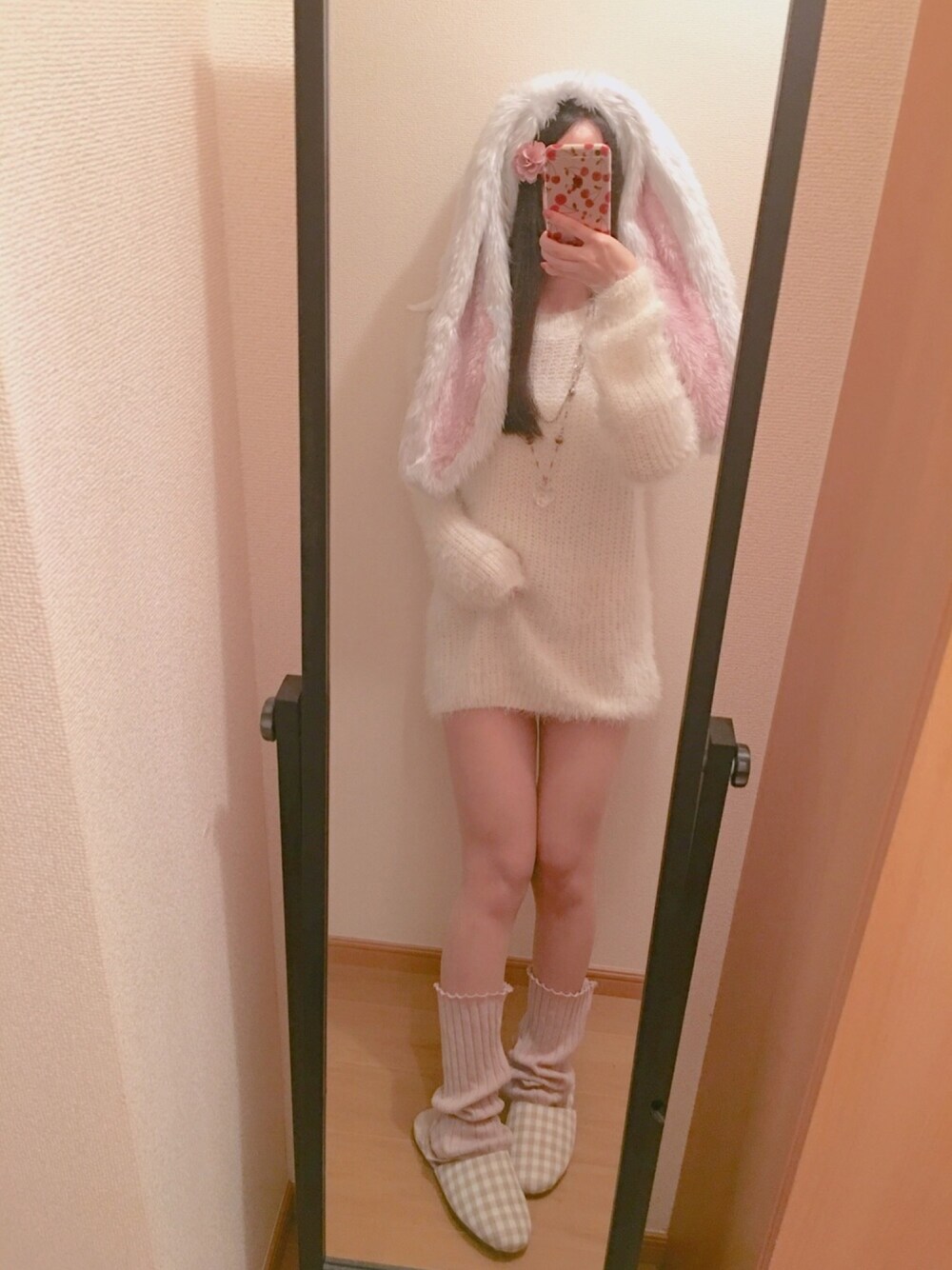 「うさみみ、たれみみ、うさぎ、ふわふわニット、ピンクルーズ、スリッパ、ゆるかわ」｜「ふわっふわっのアイテム（その他、ホワイト系）」を使った、たれみみコさん（レディース・155cm）の秋コーディネートの1枚目の写真