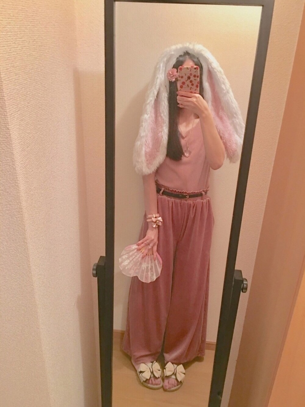 「うさみみ、たれみみ、うさぎ、ピンク、ハートネック、ハートの扇子、異国風、リボンサンダル、ベロアパンツ ピンク、ピンクコーデ」｜「みみったれうさぎぃのアイテム（その他、ピンク系）」を使った、たれみみコさん（レディース・155cm）の秋コーディネートの1枚目の写真