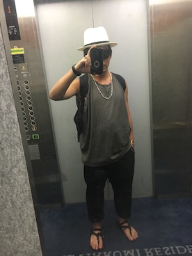 「mando（マンド）のアイテム（スラックス）」を使った、DRGNさん（メンズ・170cm）の夏コーディネート