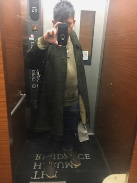 「リーバイス」｜「アイテム（ステンカラーコート）」を使った、DRGNさん（メンズ・170cm）の春コーディネート