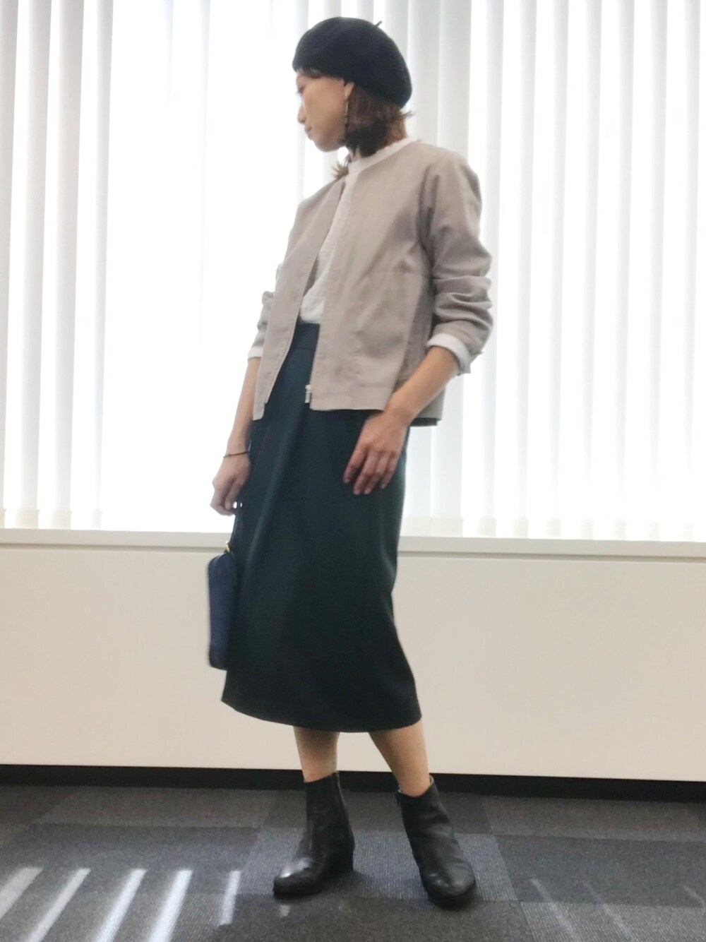 グレー系のノーカラージャケット、ホワイト系のシャツ/ブラウス、グレー系のブルゾンを着用したレディースの秋コーディネートの1枚目の写真