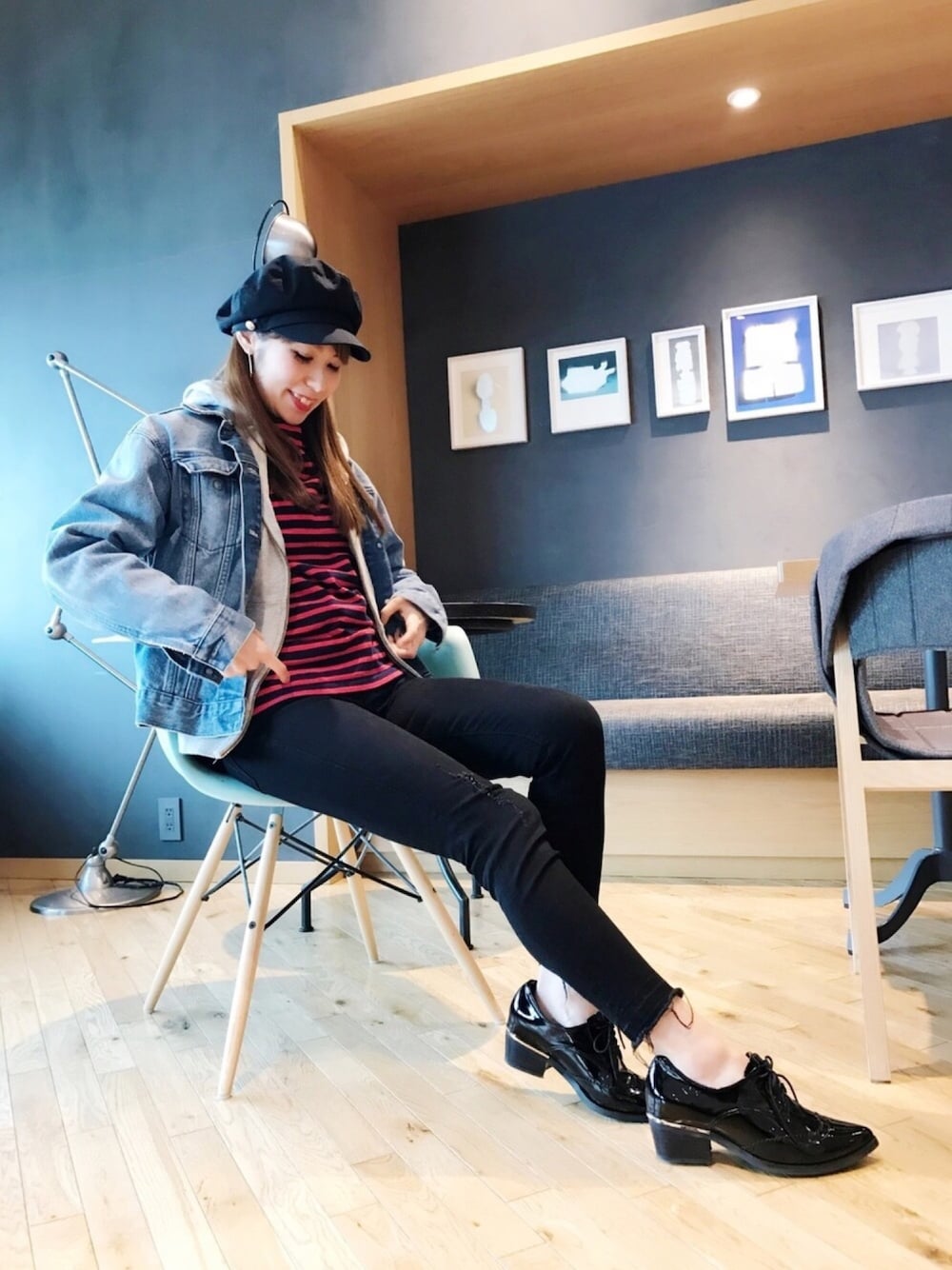 ブルー系のデニムジャケット、レッド系のTシャツ/カットソー、ブラック系のパンツを着用したレディースの春コーディネートの1枚目の写真