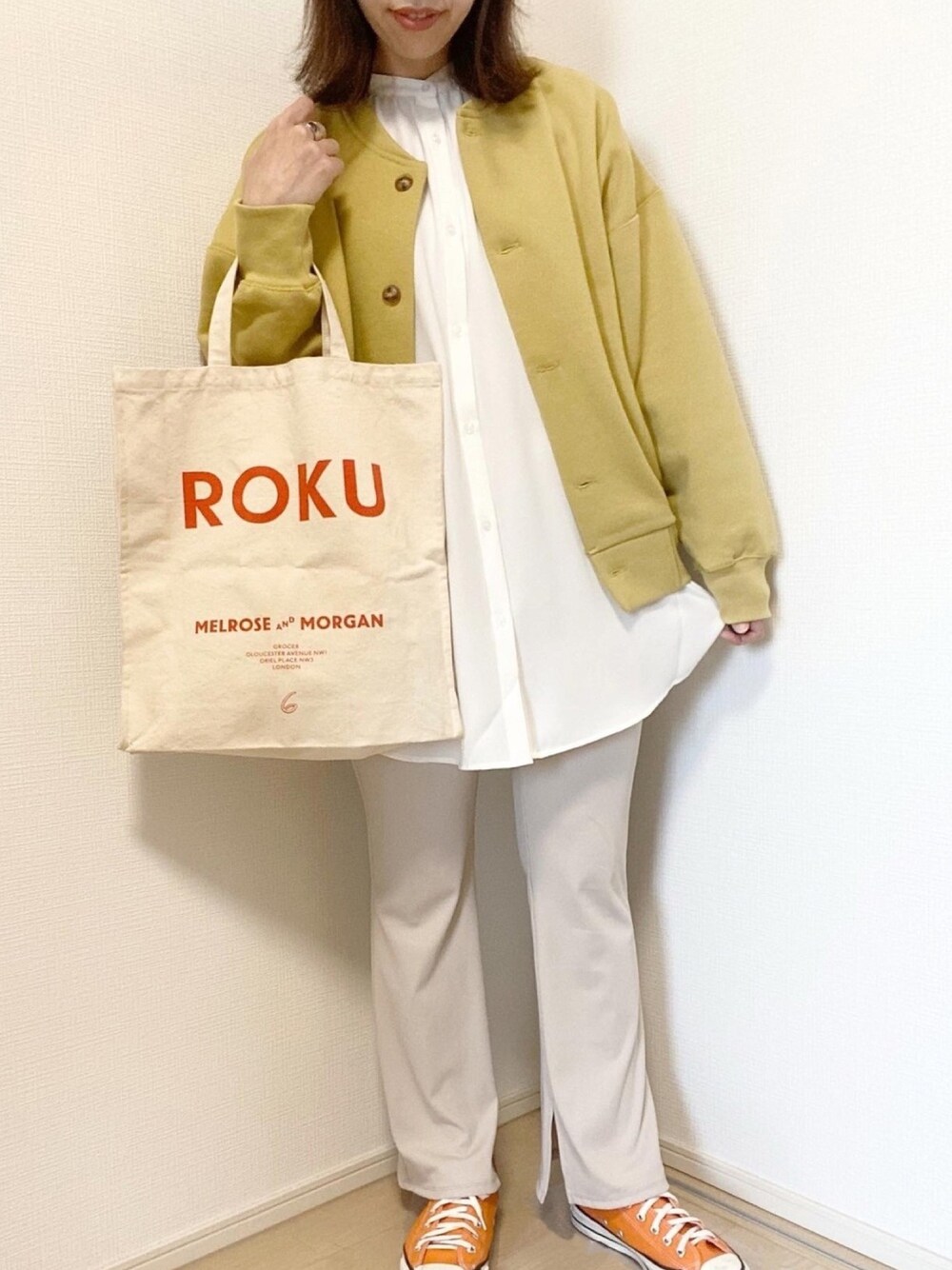 「オトナカジュアル、シンプル、ラクチンコーデ、イエロー、春カラー、ジーユー、ユニクロ、ジーユーコーデ、淡色コーデ」｜「GUのアイテム（シャツ/ブラウス、ホワイト系）」を使った、まなみさん（レディース・166cm）の春コーディネートの1枚目の写真