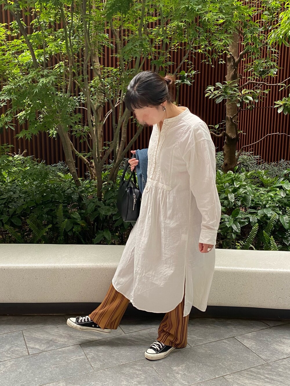 「ロングワンピース、オトナカジュアル、高身長女子、フリークスストア、TODAYFUL、コンバース」｜「FREAK'S STOREの【WEB限定】シーチングシャツワンピース（シャツワンピース、グレー系）」を使った、まなみさん（レディース・166cm）の春コーディネートの1枚目の写真