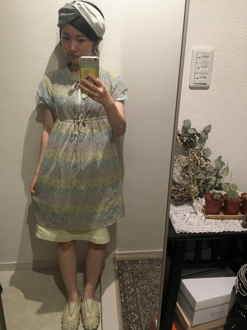 グレー系のワンピース、グリーン系のスカート、ホワイト系のサンダルを着用したレディースの夏コーディネートの1枚目の写真