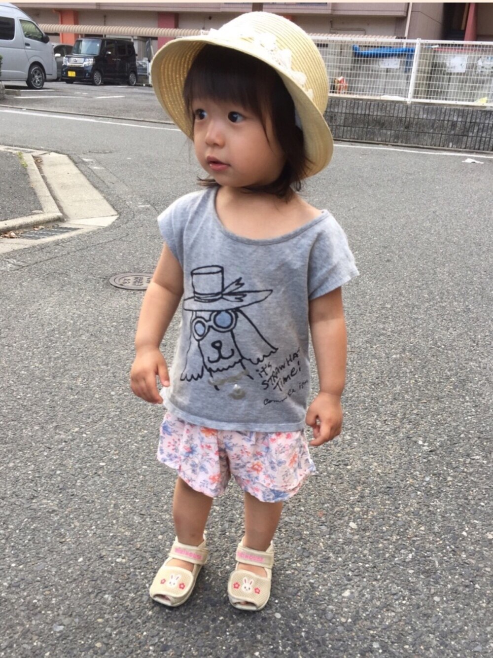 「コムサイズム、ベビーギャップ、babygap、1歳、１歳８ヶ月、ミキハウス、女の子コーデ、Tシャツ、女の子、カジュアル」｜「COMME CA ISMのアイテム（Tシャツ/カットソー、グレー系）」を使った、natsuさん（キッズ・80cm）の夏コーディネートの1枚目の写真