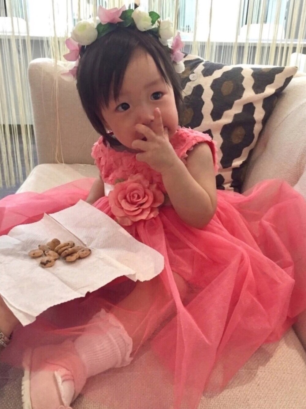 「結婚式、およばれ、1歳5ヶ月、はなかんむり、おめかしコーデ、キャサリンコテージ、1歳、女の子、ベビードレス、ドレス」｜「babyGAPのアイテム（ソックス/靴下、ホワイト系）」を使った、natsuさん（キッズ・80cm）の夏コーディネートの1枚目の写真
