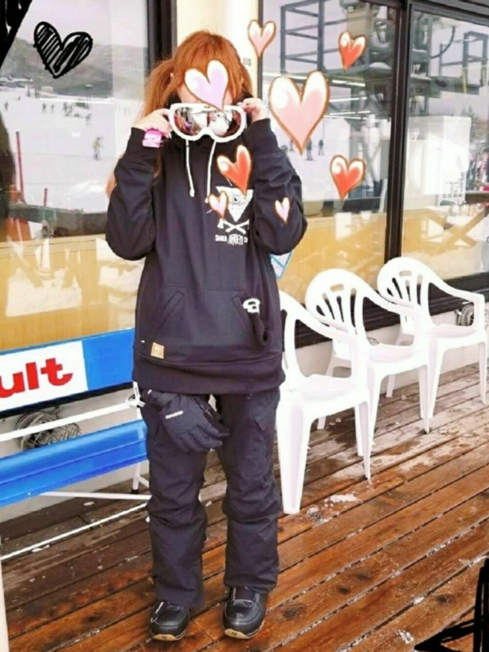 ブラック系のスポーツグッズ、ホワイト系のスポーツグッズ、ブラック系のスポーツグッズを着用したレディースの冬コーディネートの1枚目の写真