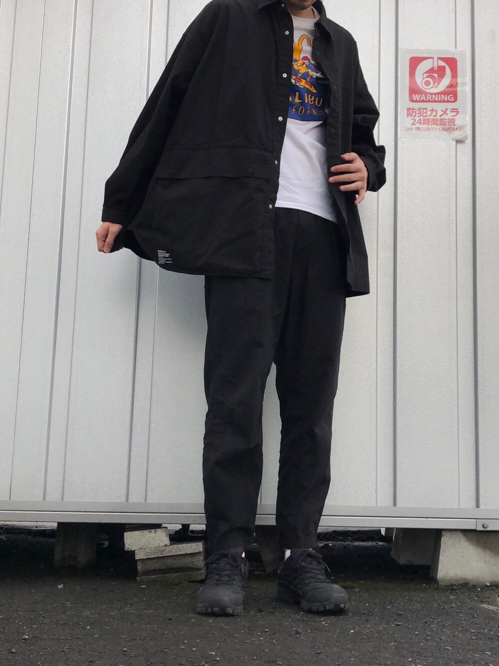 ブラック系のスニーカー、ブラック系のその他パンツ、ホワイト系のTシャツ/カットソーを着用したメンズの春コーディネートの1枚目の写真