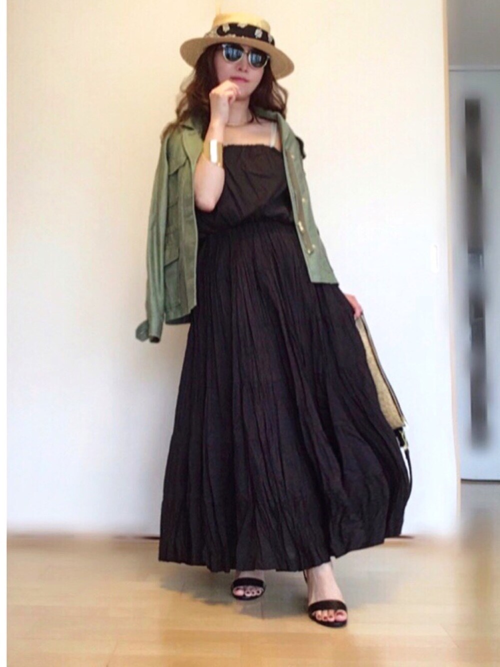 「outfit、夏コーデ、大人カジュアル、オトナ女子、リゾートスタイル、黒、サンダル、カンカン帽、繋」｜「MODE ROBEのロングリボンストローハット カンカン帽 帽子（ハット、ブラウン系）」を使った、U.さん（レディース・152cm）の夏コーディネートの1枚目の写真