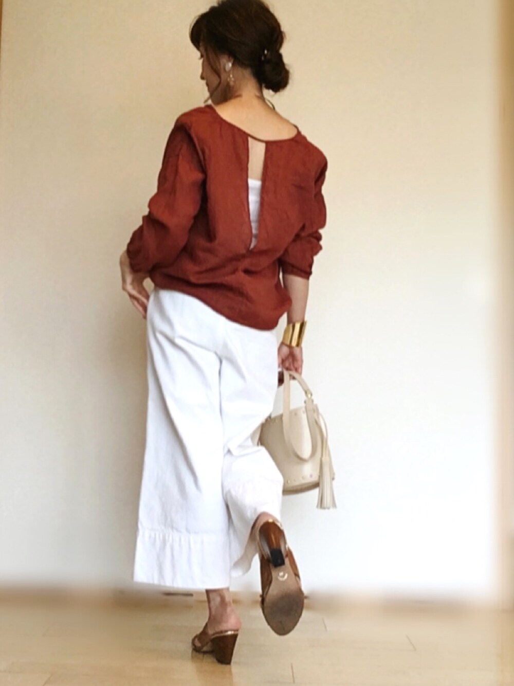 「ootd、オトナカジュアル、白パンツ、バックスタイル、ブラウン、低身長、おしゃれさんと繋がりたい、繋」｜「MACPHEEのアイテム（シャツ/ブラウス、ブラウン系）」を使った、U.さん（レディース・152cm）の夏コーディネートの1枚目の写真
