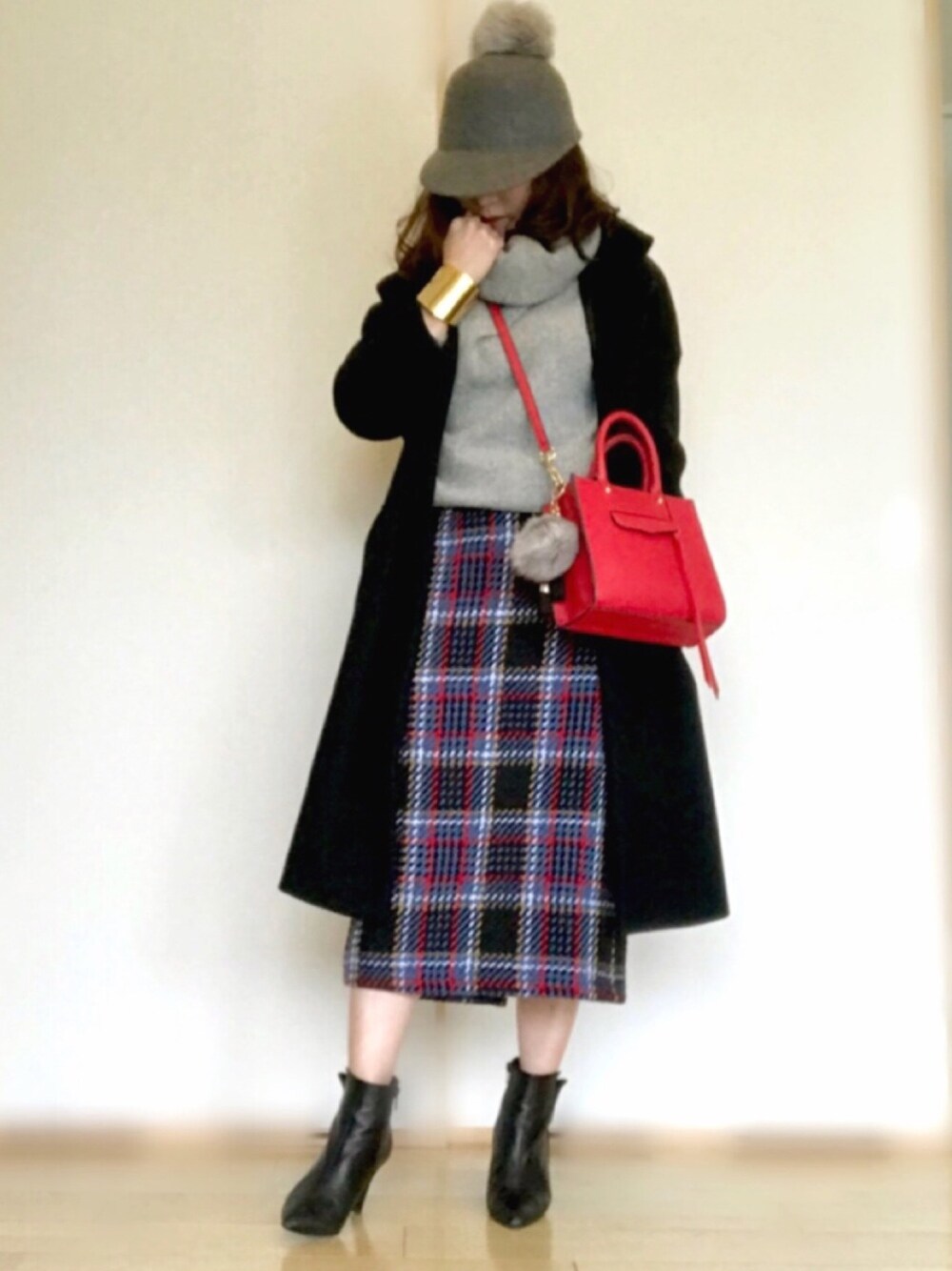 「ootd、大人カジュアル、オトナ女子、冬コーデ、チェック、ポンポン帽子、赤、おしゃれさんと繋がりたい、低身長、歩」｜「STUDIOUSのオフショルダー2wayニット（ニット/セーター、グレー系）」を使った、U.さん（レディース・152cm）の冬コーディネートの1枚目の写真