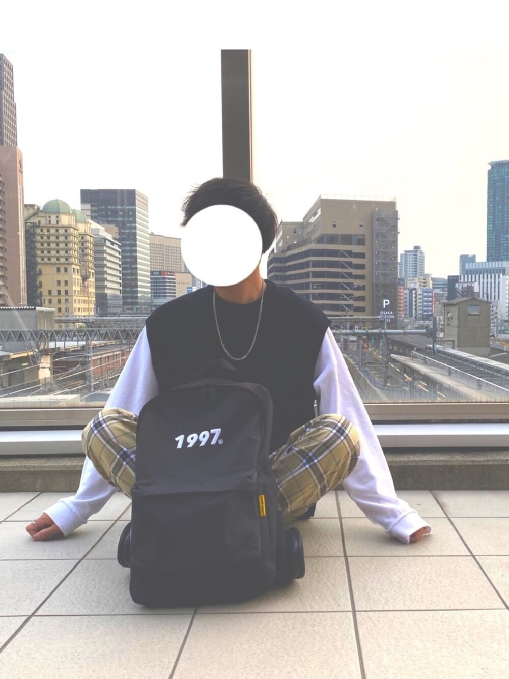 ホワイト系のTシャツ/カットソー、ベージュ系のその他パンツ、ブラック系のバッグを着用したメンズの春コーディネートの1枚目の写真
