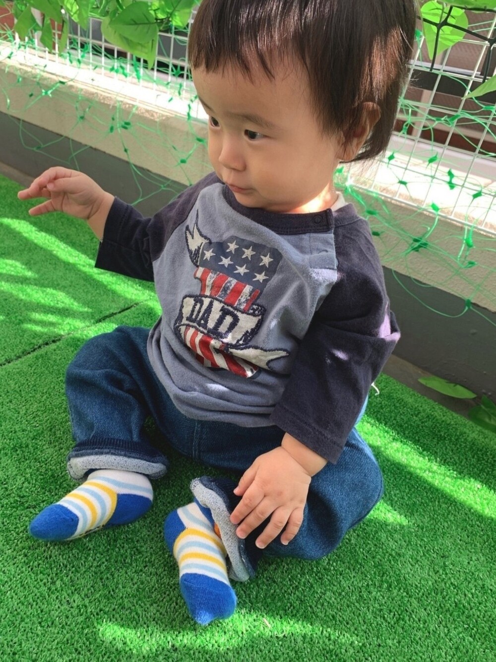 「秋冬コーデ、ボーダー、キッズファッション、おとこのこ、babygap、ベビーコーデ、ゆるコーデ、デニムパンツ、プチプラ」｜「MIKI HOUSEのアイテム（ソックス/靴下、ブルー系）」を使った、かなぼうやさん（キッズ・70cm）の秋コーディネートの1枚目の写真