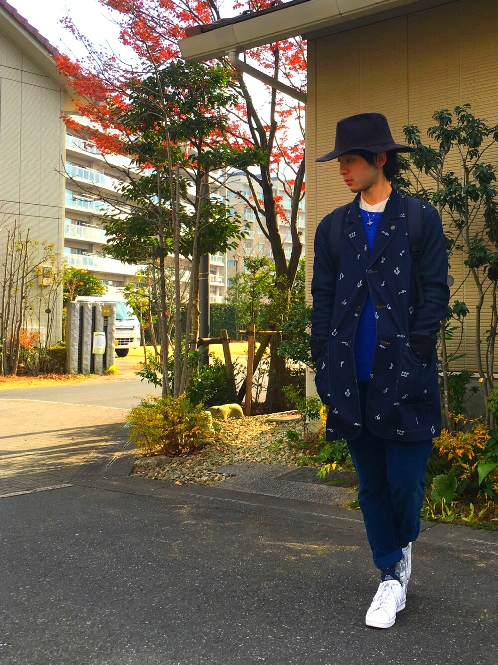 ブルー系のニット/セーター、ホワイト系のシャツ/ブラウス、ブルー系のテーラードジャケットを着用したメンズの冬コーディネートの1枚目の写真