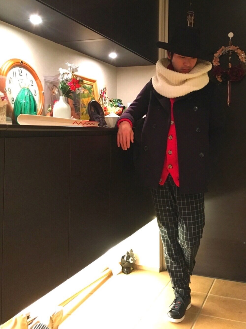 レッド系のその他アウター、ブルー系のピーコート、ブラック系のその他パンツを着用したメンズの冬コーディネートの1枚目の写真