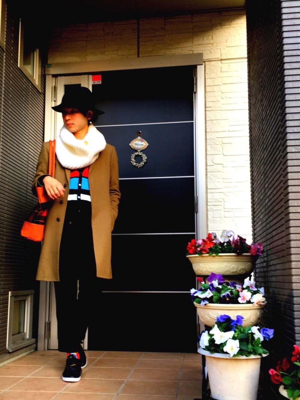 ブルー系のカーディガン/ボレロ、ベージュ系のチェスターコート、ブラック系のその他パンツを着用したメンズの冬コーディネートの1枚目の写真