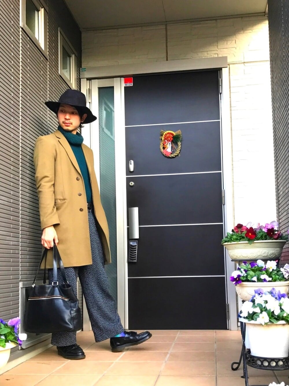 ニット/セーター、ベージュ系のチェスターコート、ブラック系のその他パンツを着用したメンズの冬コーディネートの1枚目の写真