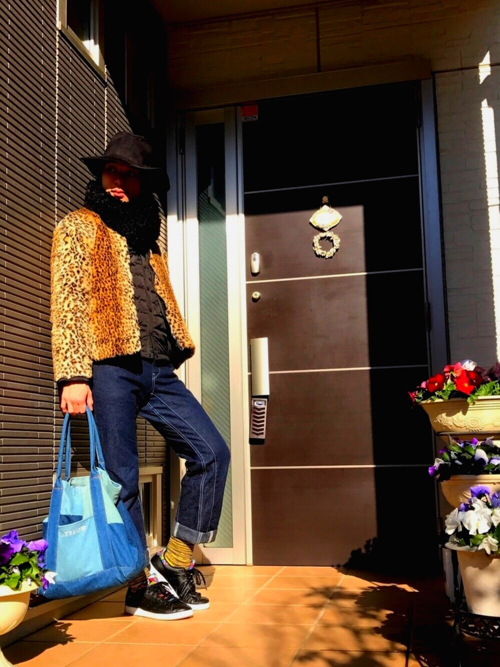 ベージュ系のブルゾン、ブラック系のダウンジャケット/コート、グレー系のデニムパンツを着用したメンズの冬コーディネートの1枚目の写真