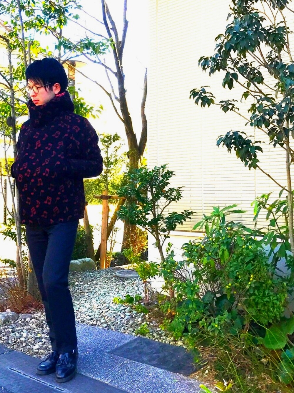 ブラック系のブルゾン、ブラック系のスラックス、ブラック系のその他シューズを着用したメンズの冬コーディネートの1枚目の写真