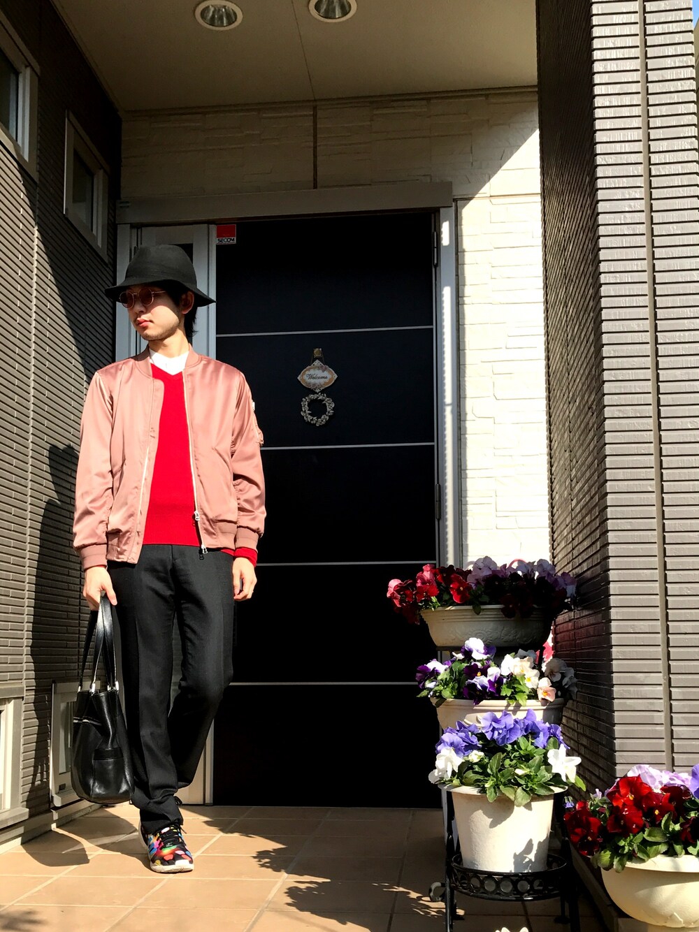 ピンク系のMA-1、ニット/セーター、ブラック系のスラックスを着用したメンズの冬コーディネートの1枚目の写真