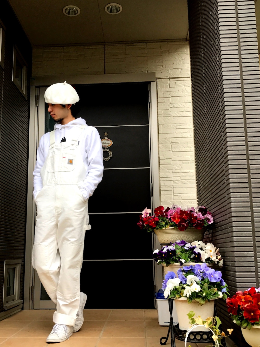 ホワイト系のパーカー、ホワイト系のサロペット/オーバーオール、ホワイト系のスニーカーを着用したメンズの春コーディネートの1枚目の写真