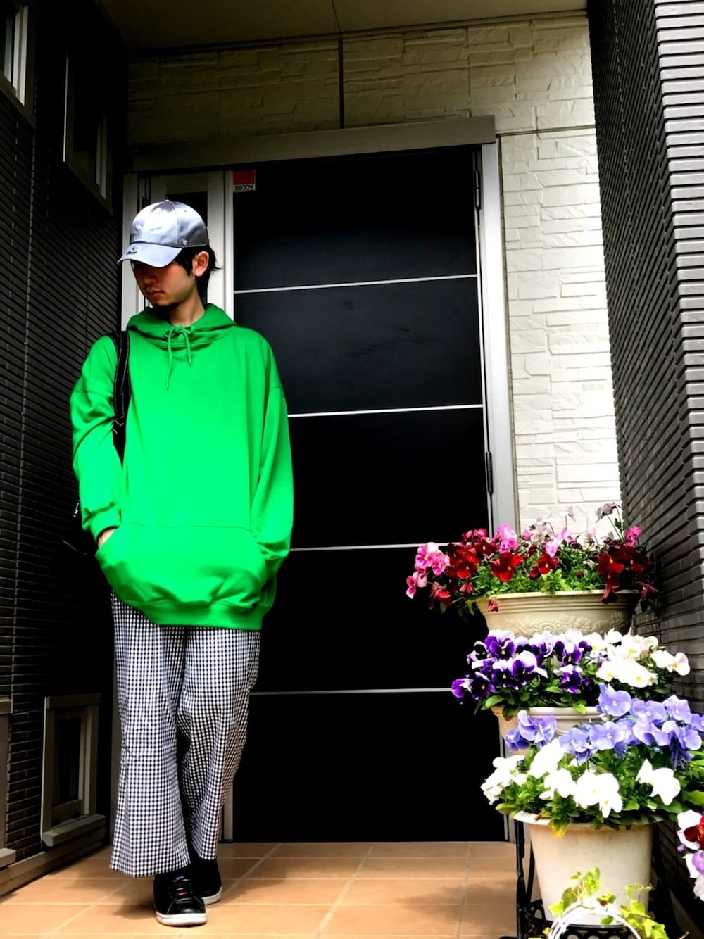 その他のその他パンツ、ブラック系のスニーカー、グレー系のキャップを着用したメンズの春コーディネートの1枚目の写真