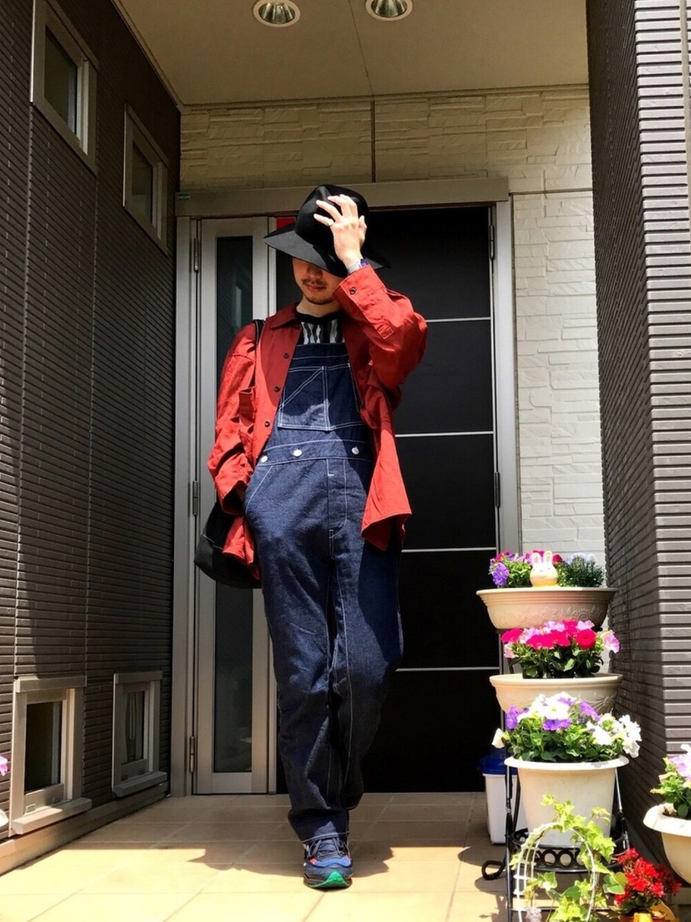 オレンジ系のシャツ/ブラウス、グレー系のトップス、グレー系のデニムパンツを着用したメンズの春コーディネートの1枚目の写真