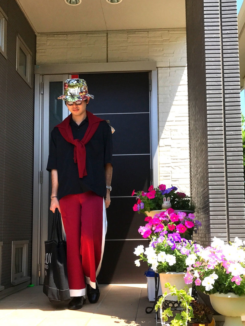 ブラック系のシャツ/ブラウス、レッド系のその他パンツ、ブラック系のシューズを着用したメンズの夏コーディネートの1枚目の写真