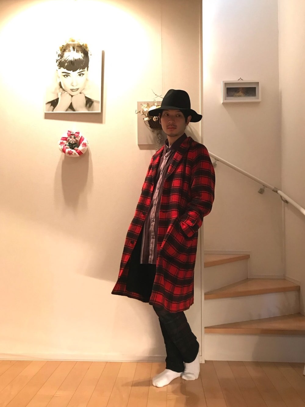 レッド系のシャツ/ブラウス、レッド系のその他アウター、レッド系のその他パンツを着用したメンズの秋コーディネートの1枚目の写真