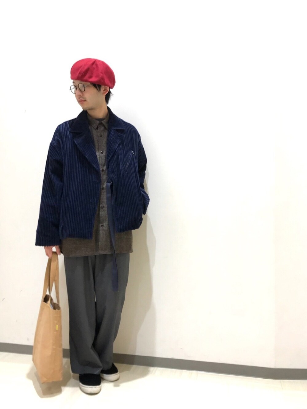 ブルー系のライダースジャケット、ブラウン系のシャツ/ブラウス、グレー系のパンツを着用したメンズの冬コーディネートの1枚目の写真