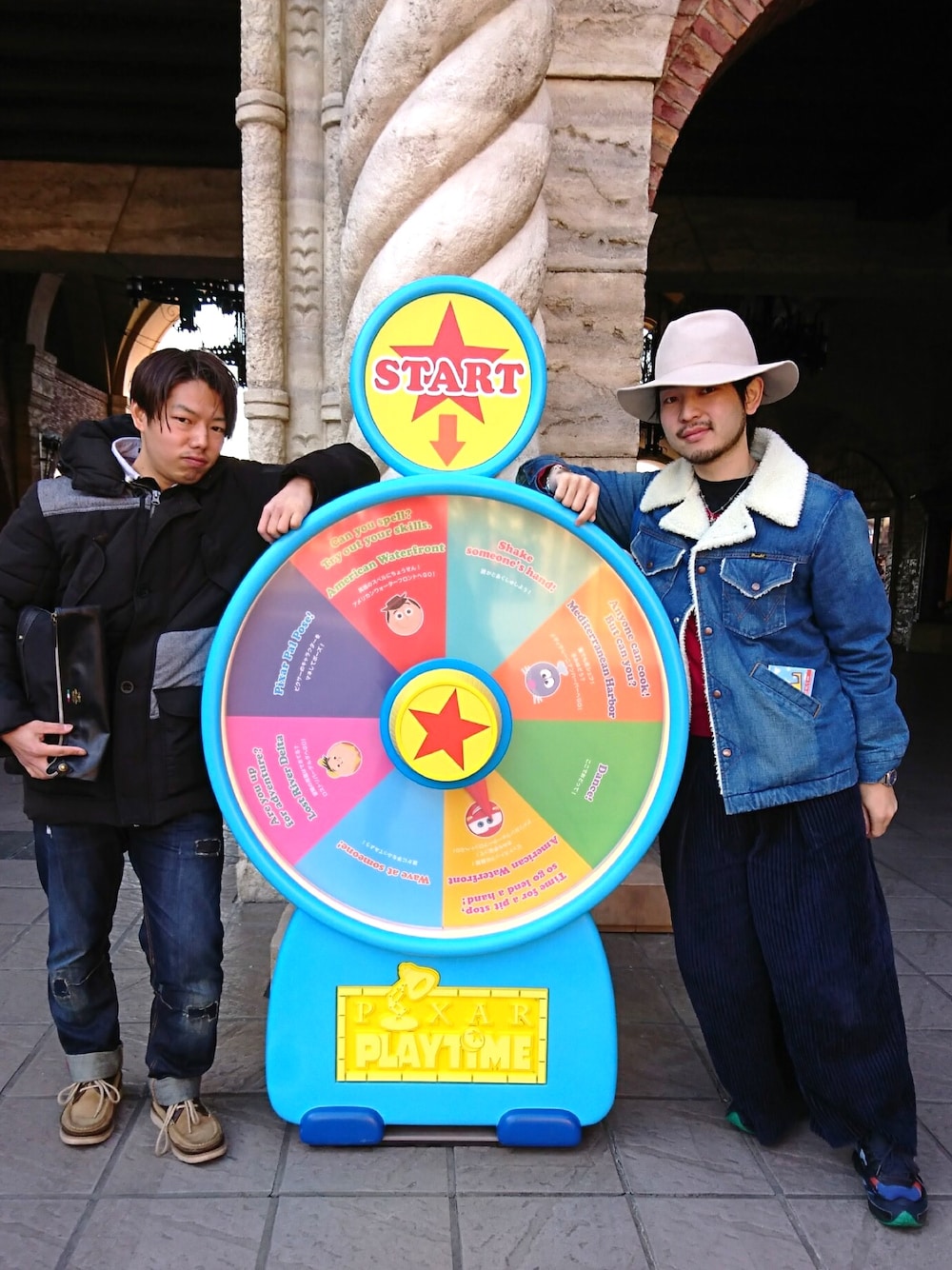 ブルー系のデニムジャケット、ブルー系のその他パンツ、その他のスニーカーを着用したメンズの冬コーディネートの1枚目の写真
