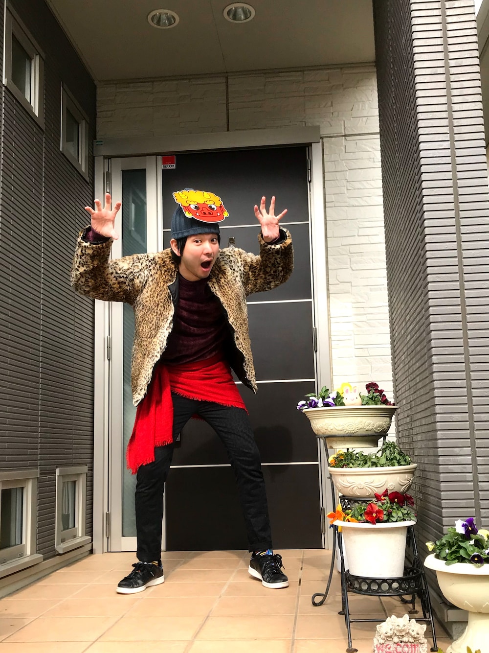 レッド系のトップス、ベージュ系のブルゾン、ブラック系のその他パンツを着用したメンズの冬コーディネートの1枚目の写真