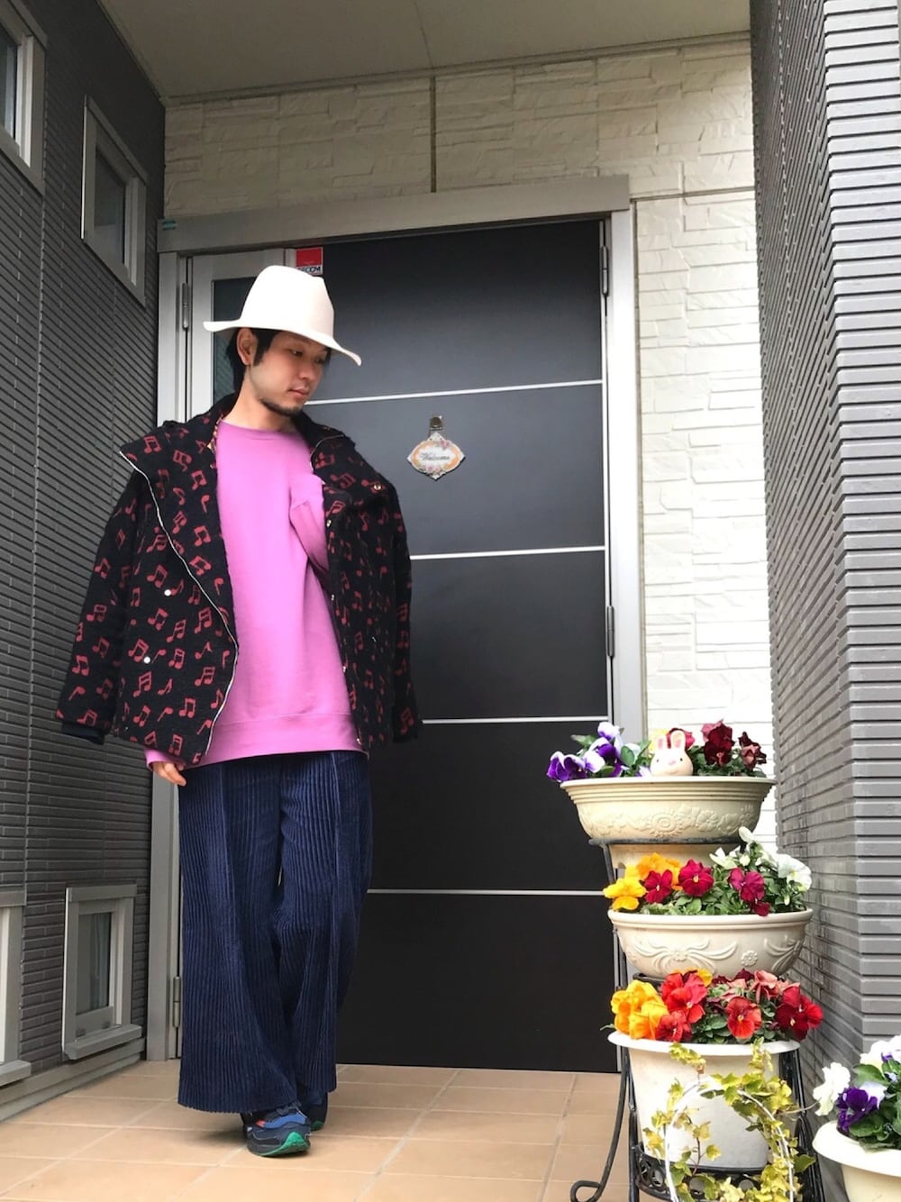 ブラック系のブルゾン、ピンク系のスウェット、ブルー系のその他パンツを着用したメンズの冬コーディネートの1枚目の写真
