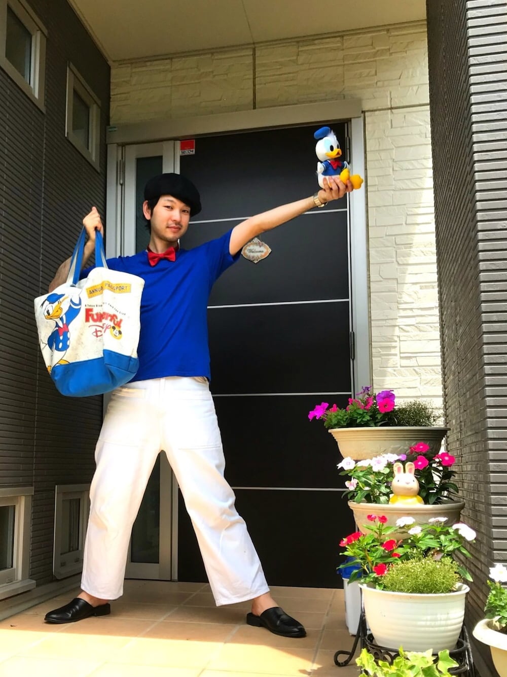 ブルー系のTシャツ/カットソー、ホワイト系のパンツ、ブラック系のシューズを着用したメンズの夏コーディネートの1枚目の写真