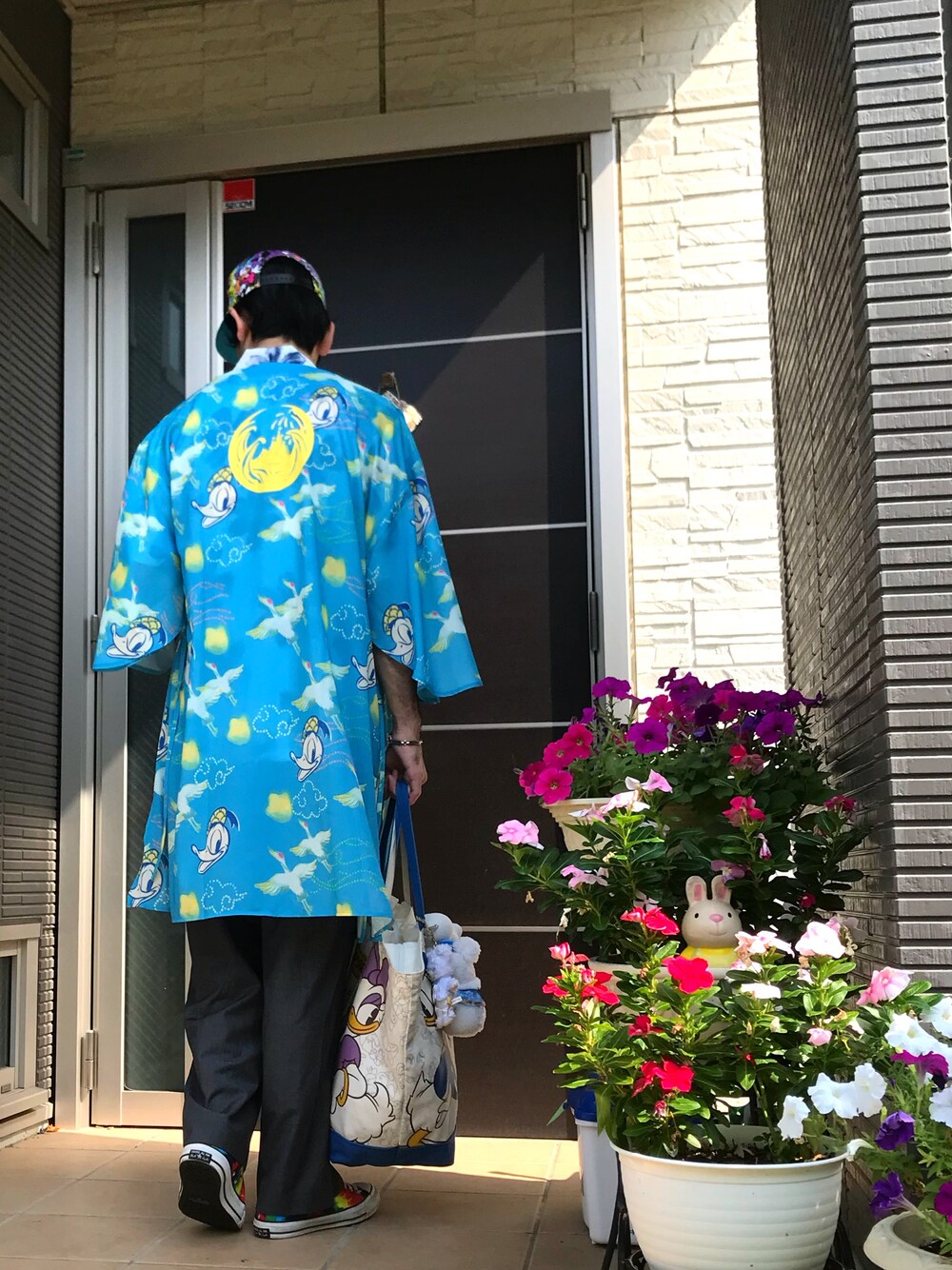 ブルー系のその他アウター、ホワイト系のトートバッグ、グレー系のパンツを着用したメンズの夏コーディネートの1枚目の写真