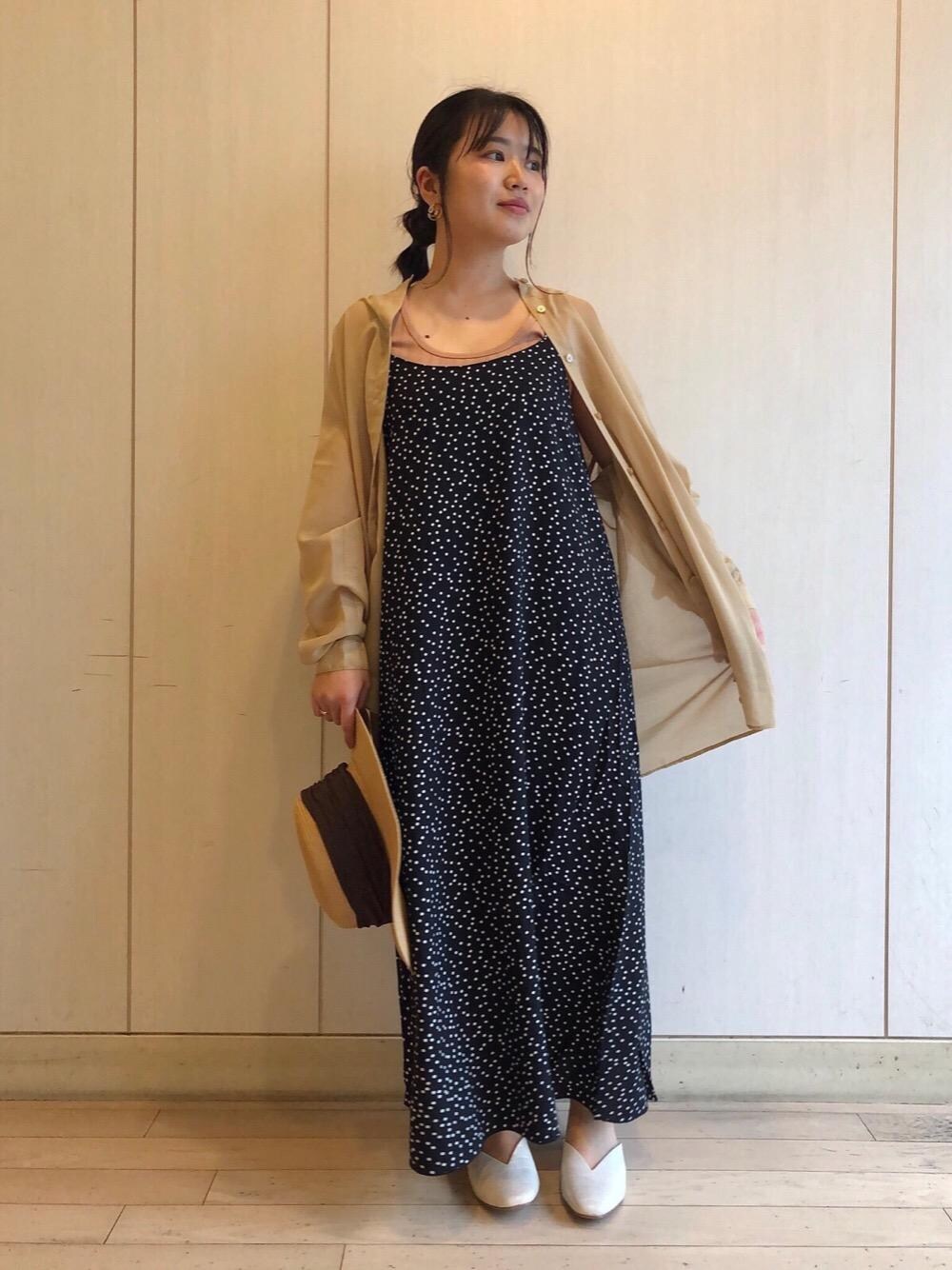 ベージュ系のサンダル、その他のワンピース、ベージュ系のシャツ/ブラウスを着用したレディースの春コーディネートの1枚目の写真