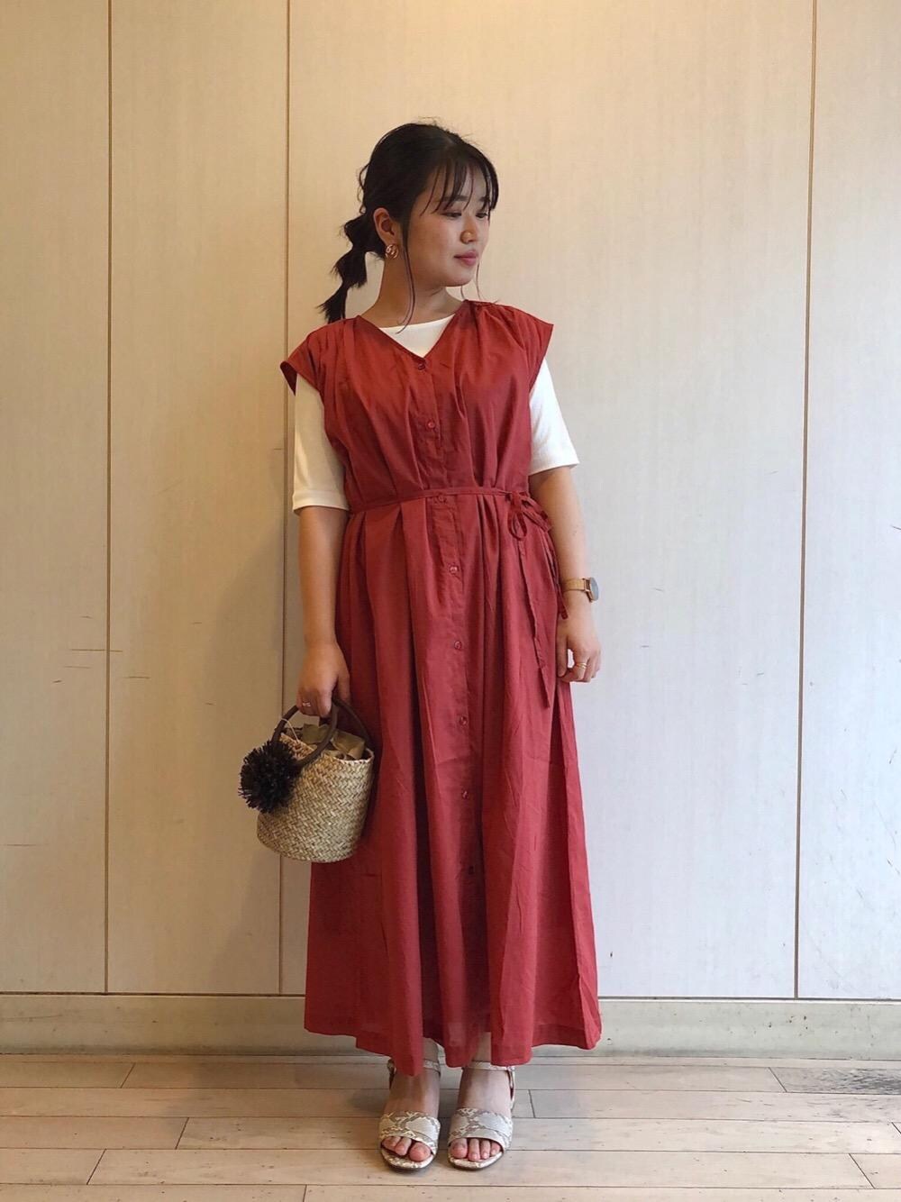 その他のサンダル、その他のワンピース、ブラウン系のかごバッグを着用したレディースの春コーディネートの1枚目の写真