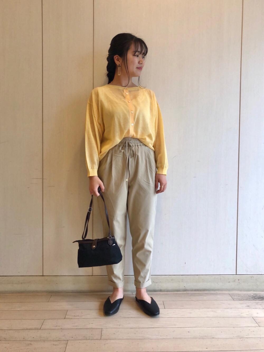 ブラック系のサンダル、ブラック系のショルダーバッグ、ベージュ系のキャミソールを着用したレディースの春コーディネートの1枚目の写真