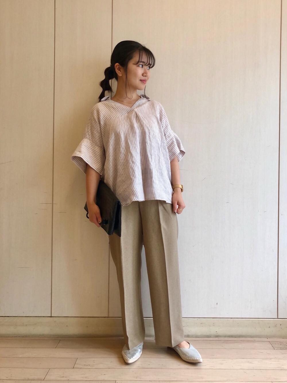 パープル系のシャツ/ブラウス、ブラック系のショルダーバッグ、ブラウン系のその他パンツを着用したレディースの夏コーディネートの1枚目の写真