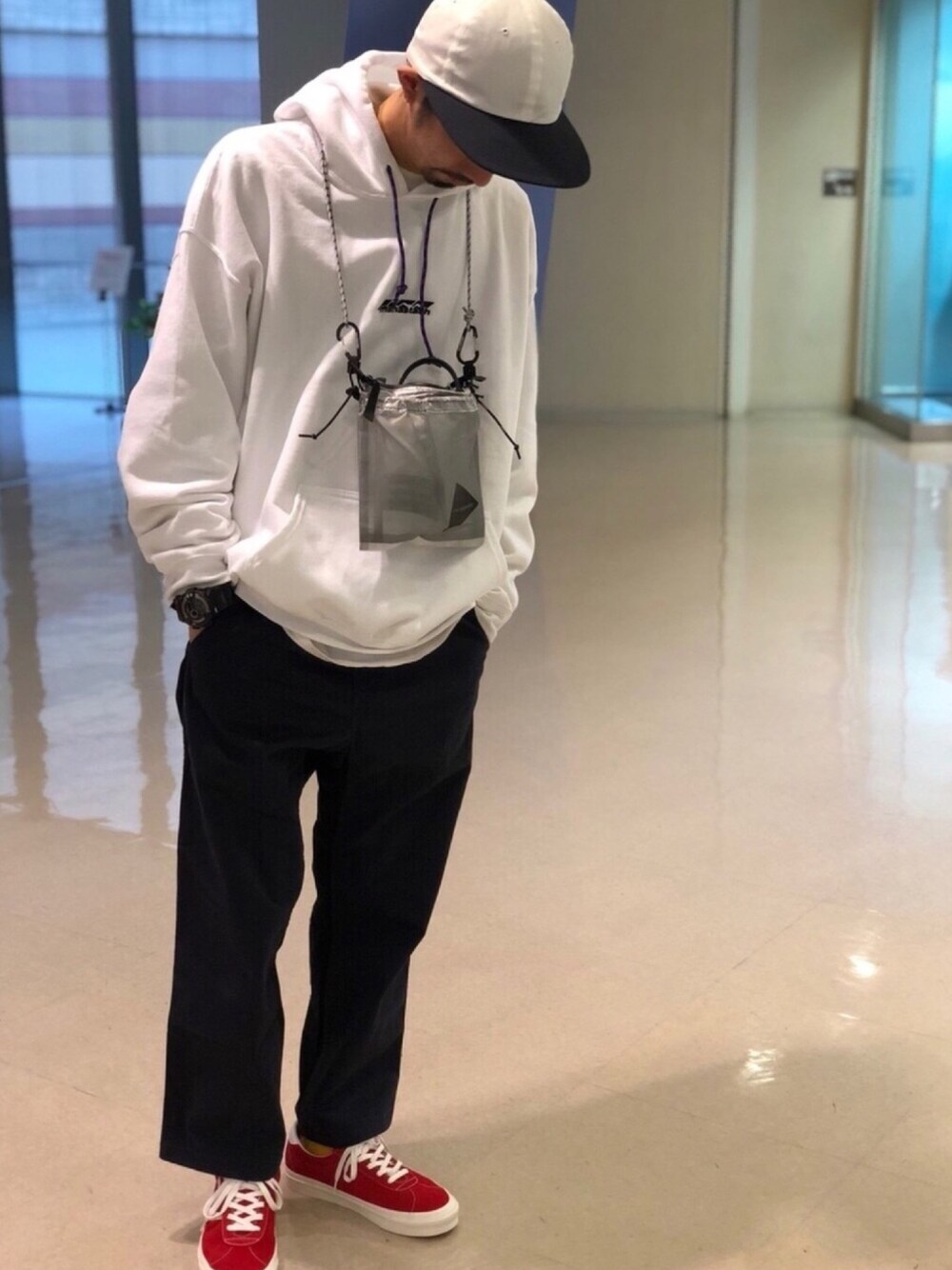 「AlexanderLeeChang、GRAMICCI、VANS、ストリート、ストリートMIX、street、streetstyle、スケータースタイル、オーバーサイズ、and wander」｜「and wanderのand wander(アンドワンダー)  CUBEN FIBER SACOCHE（ショルダーバッグ、ブラック系）」を使った、Junpei  Fukadaさん（メンズ・170cm）の春コーディネートの1枚目の写真