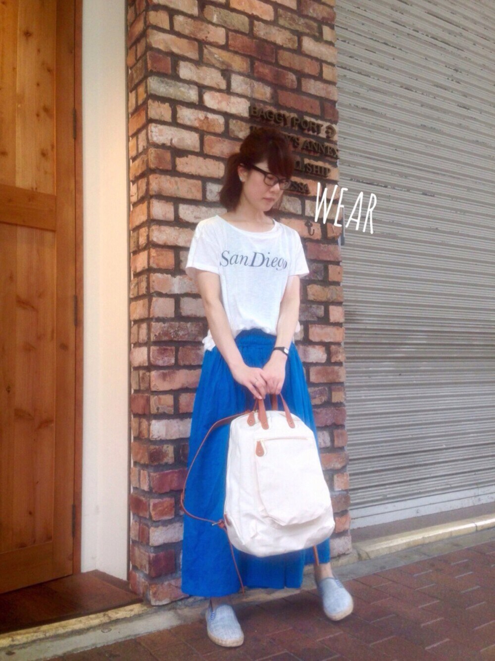 ホワイト系のTシャツ/カットソー、ブルー系のパンツ、グレー系のシューズを着用したレディースの夏コーディネートの1枚目の写真