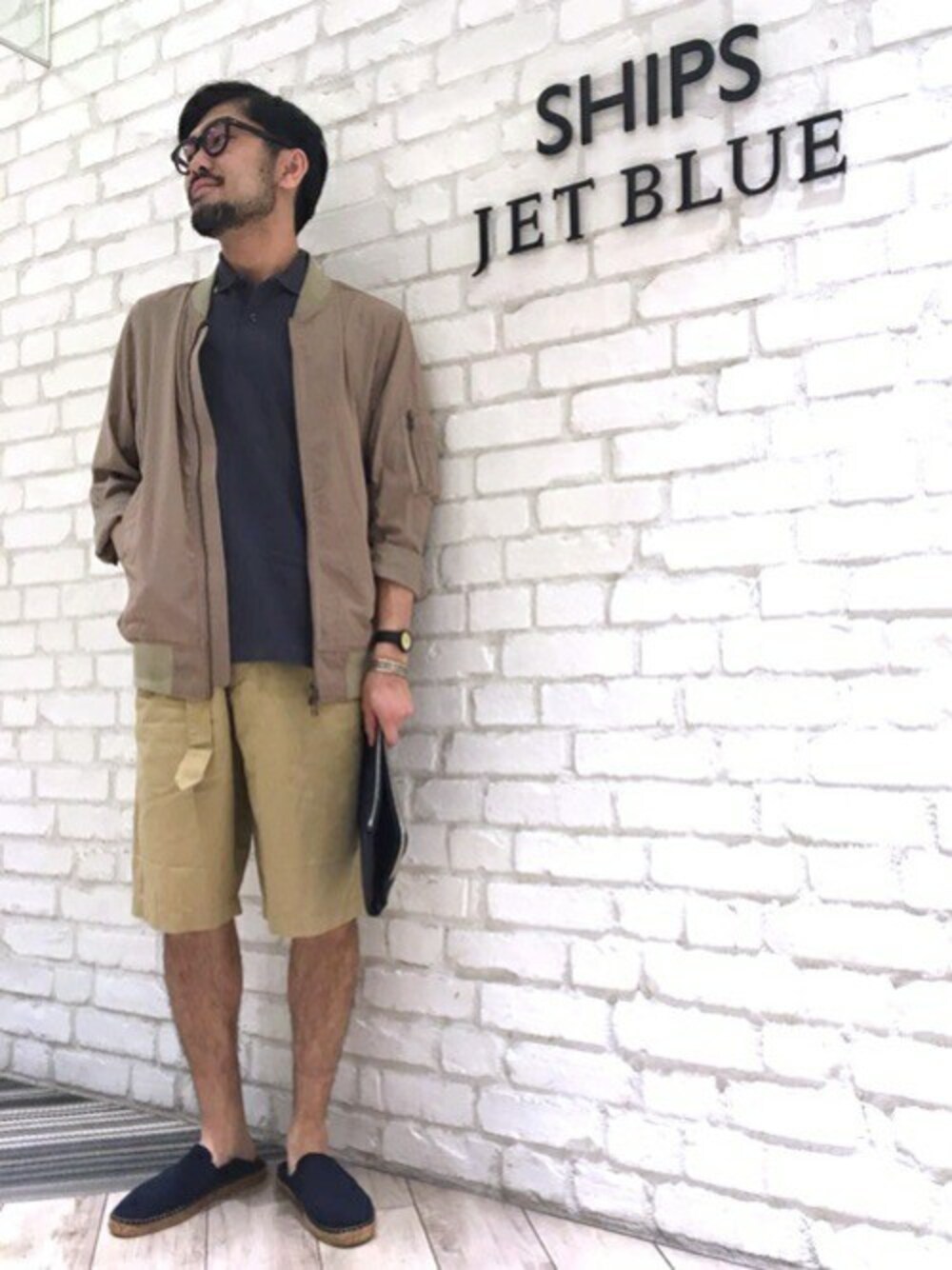 横山さんの「SHIPS JET BLUE: NEW リバーシブル クラッチバッグ（SHIPS JET BLUE）」を使ったコーディネート